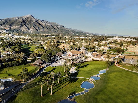 Los Naranjos Golf Club - klubbhus och 18 green